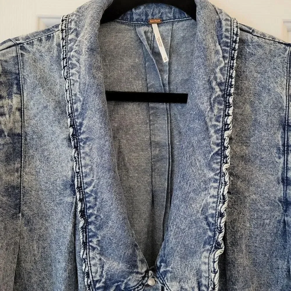 Free peopleCharlie Denim Bd Top in Lightest Indigo XS